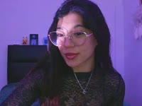 Me considero muy serena, obediente y, de hecho, muy cálida. Me encanta cuando me ruegan y son demasiado fetichistas conmigo; eso, sobre todo, me excita muchísimo.