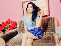cam girl masturbating with sextoy TaraLeo