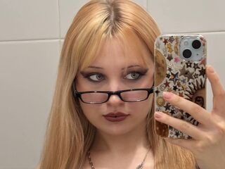 camslut topless EloiseGow