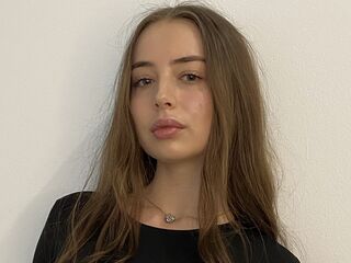 naughty cam girl fingering shaved pussy EttaRaybourn