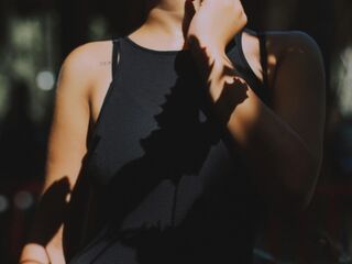 camgirl fingering pussy HathawayAwa