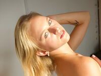 camgirl fingering bald pussy JuliaSandri