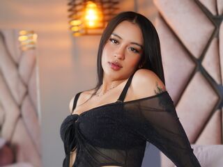 camslut showing tits KaisaCurt
