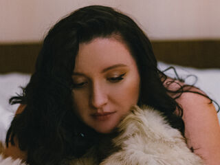 camgirl playing with dildo MonicaBare