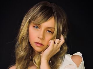 hot cam girl masturbating with vibrator ScarletTucker